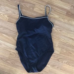 Very simple and flattering one piece navy 🤩